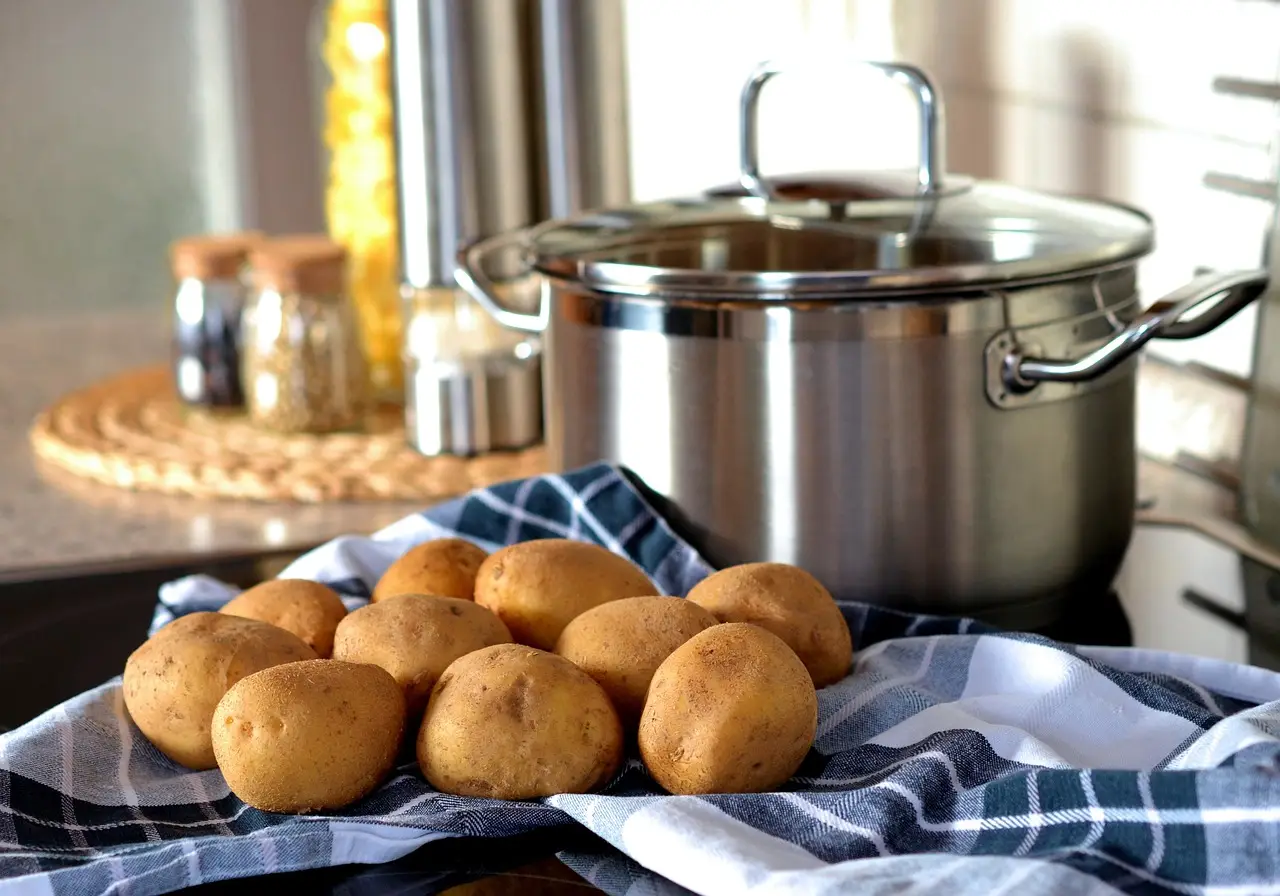 potatoes, cook, pot, eat, food, fresh potatoes, crops, tuber crops, harvest, produce, organic, fresh, kitchen, starch, starchy, carbohydrates, potatoes, potatoes, potatoes, potatoes, potatoes, pot, kitchen, kitchen, kitchen
